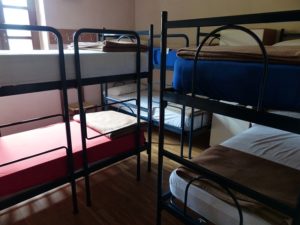 mehrbettzimmer gruppenzimmer schlafsaal in jugenherberge und hostel